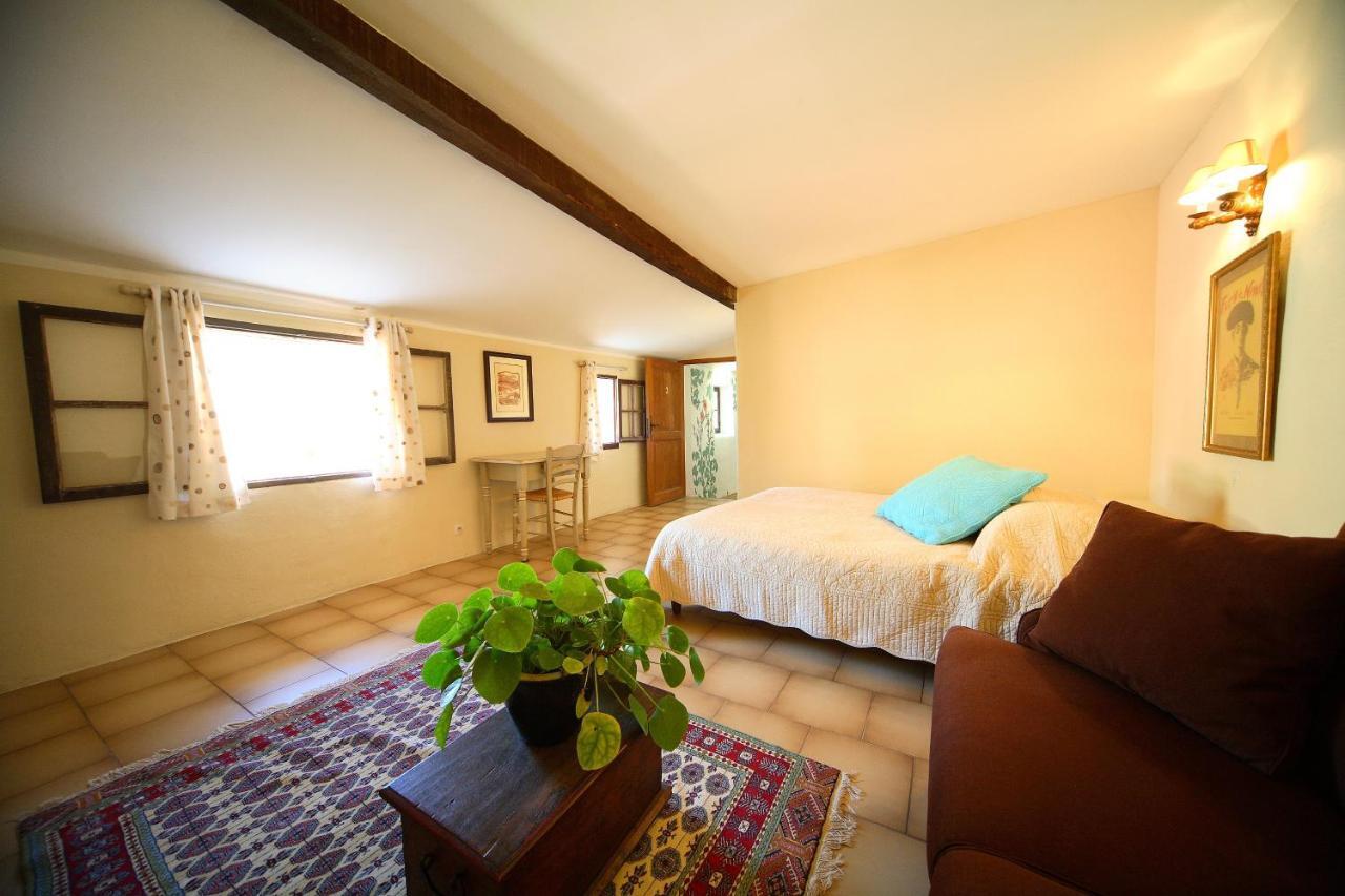 Belle De Nuit Bed & Breakfast Oppede Bilik gambar